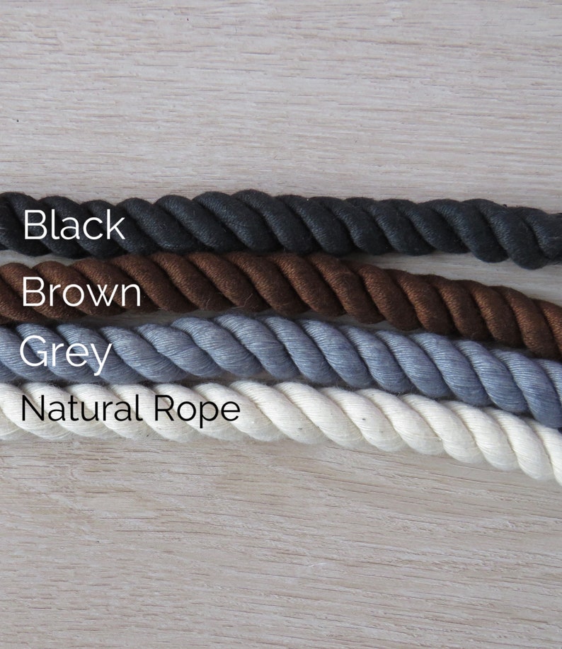 Pode incluir: Quatro rolos de corda em cores diferentes: preto, marrom, cinza e natural. A corda &eacute; grossa e tem uma textura tran&ccedil;ada.
