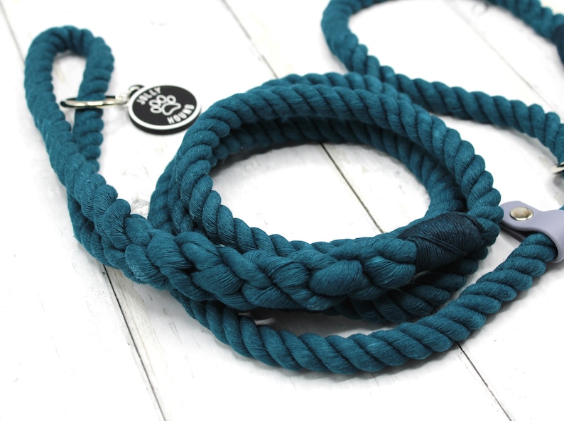 Pode incluir: Trela de corda de algod&atilde;o azul turquesa para c&atilde;es com uma etiqueta de metal preta que diz "Jolly Hound" com uma pegada de pata.