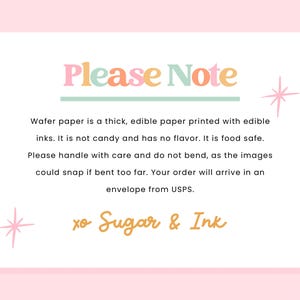 Puede incluir: Una tarjeta rosa con el texto "Please Note" en colores pastel. La tarjeta explica que el papel de oblea es comestible, impreso con tintas comestibles y no tiene sabor. Tambi&eacute;n incluye el texto "xo Sugar & Ink".