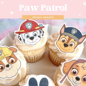 Puede incluir: Cupcakes decorados con im&aacute;genes comestibles de personajes de Paw Patrol. Los cupcakes tienen glaseado blanco y se presentan en un plato blanco. La imagen incluye el texto "Paw Patrol" y "Edible Images".