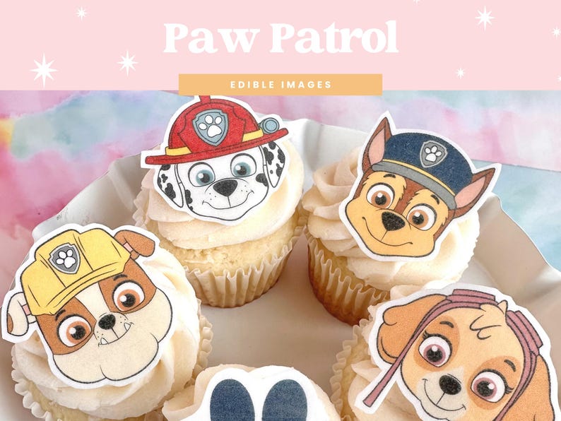 Puede incluir: Cupcakes decorados con im&aacute;genes comestibles de personajes de Paw Patrol. Los cupcakes tienen glaseado blanco y se presentan en un plato blanco. La imagen incluye el texto "Paw Patrol" y "Edible Images".