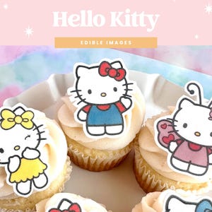 Puede incluir: Cupcakes decorados con imágenes comestibles de Hello Kitty. Los cupcakes tienen glaseado blanco y se presentan en un plato blanco. Las imágenes de Hello Kitty muestran al personaje con diferentes atuendos, incluyendo un lazo rojo, un vestido amarillo y alas de mariposa.