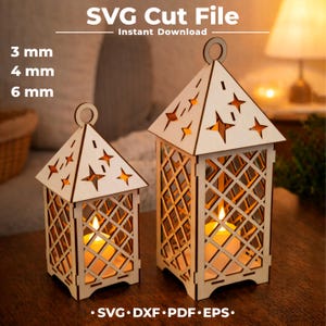 Può includere: Due lanterne in legno con intagli a forma di stella e un design a griglia. Le lanterne hanno una candela all'interno, creando un bagliore caldo. L'immagine include il testo "SVG Cut File" e "Instant Download". Disponibili in 3 mm, 4 mm e 6 mm.