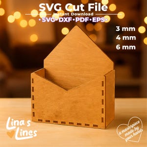 Puede incluir: Un organizador de madera con forma de sobre y acabado natural. El diseño incluye una solapa frontal y una base rectangular. El texto "SVG Cut File" y "Instant Download" es visible. Disponible en grosores de 3 mm, 4 mm y 6 mm.