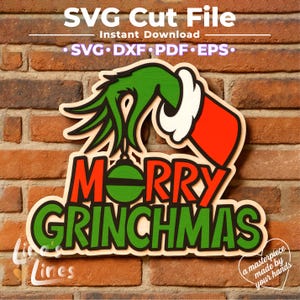 Könnte beinhalten: Ein Holzschild mit dem Text "MERRY GRINCHMAS" in Grün und Rot, das die Hand des Grinch zeigt, die eine Verzierung hält. Das Schild ist eine Schnittdatei, mit den Worten "SVG Cut File" und Dateitypoptionen oben.