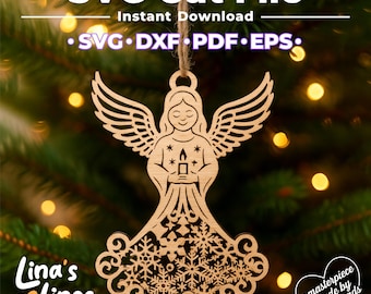 Op de afbeelding: Houten engelornament met ingewikkelde uitgesneden details, met een kaars. De engel heeft uitgespreide vleugels en een sneeuwvlokontwerp aan de onderkant. De tekst "SVG Cut File" en "Instant Download" staan bovenaan, hangend aan een touwtje.
