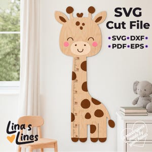 Puede incluir: Gráfico de altura de jirafa de madera con manchas marrones y una escala de medición. La jirafa tiene una cara sonriente con mejillas rosadas. El texto de la imagen dice "SVG Cut File" y "Lina's Lines".