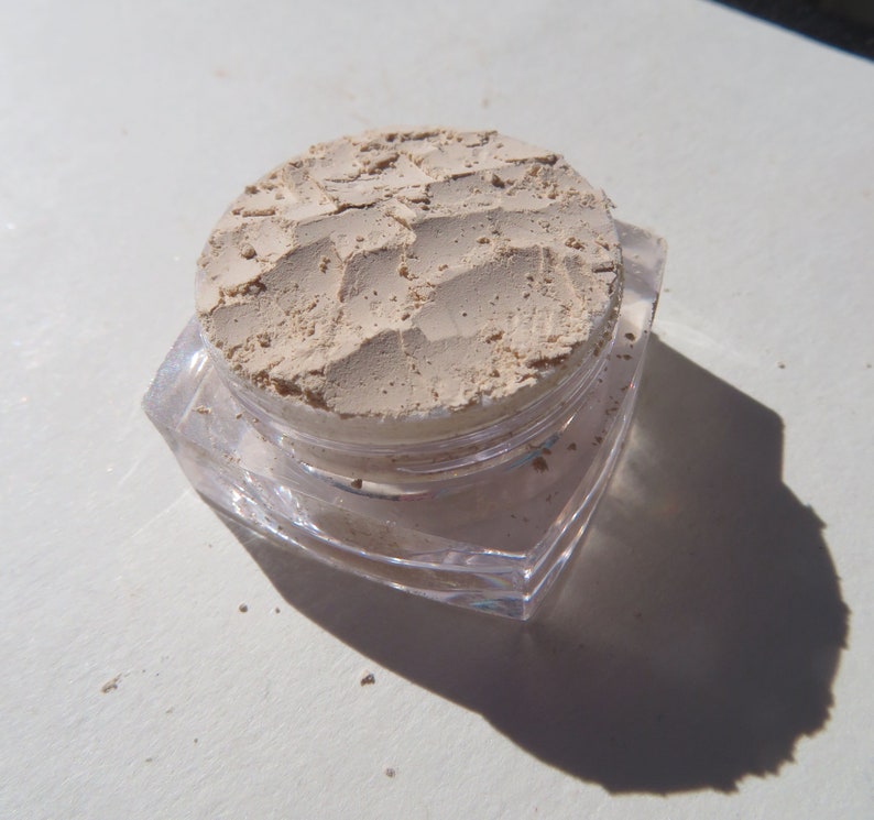 CREAMY VANILLA  Matte Pale Brown Vegan Mineral Eyeshadow  image 3