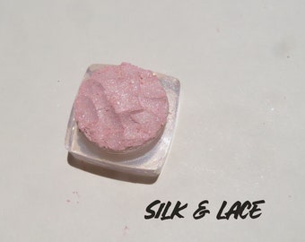 Silk & Lace - Sombra Mineral Rosa Pêssego Cintilante com Pigmento Solto em Ouro Rosa