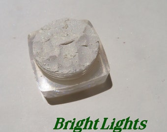 Bright Lights - Sombra de ojos mineral con brillo dorado pálido: Vegana, libre de crueldad animal.