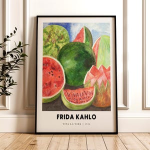 Può includere: Un poster con un dipinto di Frida Kahlo intitolato "Viva La Vida" che rappresenta una natura morta di angurie. Il dipinto è in uno stile vibrante con angurie rosse, verdi e gialle.