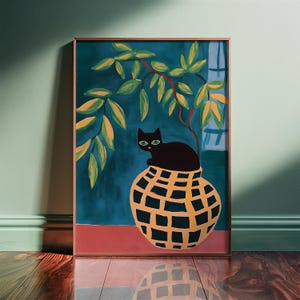 Gato de la jungla en maceta: gato negro sentado en un jarrón decorativo. Póster vertical con o sin marco.