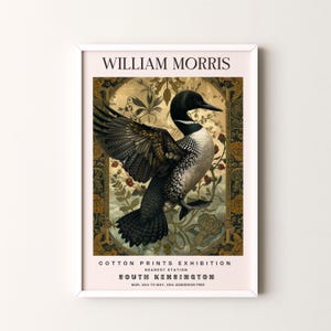 Puede incluir: Un cartel vintage que anuncia una exposición de estampados de algodón de William Morris en el museo de South Kensington en Londres. El cartel presenta un pájaro loon negro y blanco con un fondo floral detallado. El texto en el cartel dice "William Morris Cotton Prints Exhibition, Nearest Station South Kensington, Mar. 12th to May, 101% Admission Free."