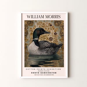 Puede incluir: Un cartel vintage que anuncia una exposición de estampados de algodón de William Morris en el museo de South Kensington en Londres. El cartel presenta un colimbo negro y blanco nadando en un charco de agua, con un patrón floral en el fondo. El texto del cartel dice "William Morris Cotton Prints Exhibition, Nearest Station South Kensington, Mar 12th to May, 181% Admission Free."