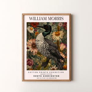 Puede incluir: Un cartel vintage que anuncia una exposición de estampados de algodón de William Morris en el museo de South Kensington en Londres. El cartel presenta un pájaro loon negro y blanco rodeado de flores coloridas.