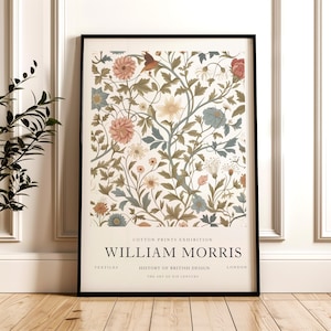 Puede incluir: Un póster vintage con un patrón floral en tonos de rosa, azul y verde. El póster está titulado "COTTON PRINTS EXHIBITION WILLIAM MORRIS TEXTILES HISTORY OF BRITISH DESIGN THE ART OF XIX CENTURY LONDON".