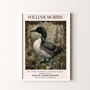 Puede incluir: Un cartel vintage que anuncia una exposición de estampados de algodón de William Morris en el museo de South Kensington en Londres. El cartel presenta un pájaro loon blanco y negro rodeado de un diseño floral. El texto del cartel dice "William Morris Cotton Prints Exhibition, Nearest Station South Kensington, Mar. 12th to May, 10th Admission Free."