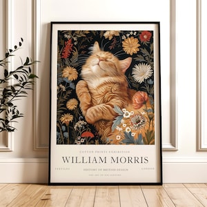 Puede incluir: Un póster que anuncia una exposición de estampados de algodón con el trabajo de William Morris. El póster presenta una ilustración estilizada de un gato jengibre durmiendo en una cama de flores. El texto del póster dice: "Exposición de estampados de algodón, William Morris, Textiles, Historia del diseño británico, El arte del siglo XIX, Londres."