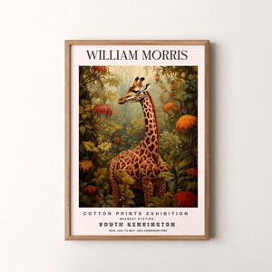 Może przedstawiać: Winietkowy plakat reklamujący wystawę bawełnianych nadruków Williama Morrisa w muzeum South Kensington w Londynie. Plakat przedstawia żyrafę stojącą w bujnym otoczeniu dżungli z żywymi zielonymi i czerwonymi liśćmi.