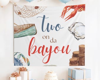 Może przedstawiać: Biały baner z tekstem "two on da bayou" w czerwonych i niebieskich literach. Baner jest ozdobiony akwarelowymi ilustracjami sieci rybackiej, łodzi, kraba, ostrygi, raka i drewnianych słupków z liną.