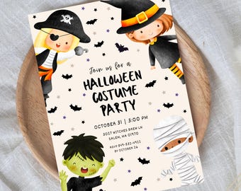 Könnte beinhalten: Halloween-Kostümparty-Einladung mit Illustrationen eines Piraten, einer Hexe, eines Zombies und einer Mumie. Die Einladung enthält Datum, Uhrzeit und Ort der Party, mit Fledermäusen und Sternen.