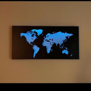 Mapa-múndi iluminado em metal com luzes LED – Decoração de parede moderna e iluminada para sala de estar, escritório ou para amantes de viagens.