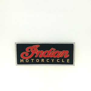 Könnte beinhalten: Ein gestickter schwarzer und weißer Aufnäher mit den Worten "Indian Motorcycle" in goldenen und roten Buchstaben.