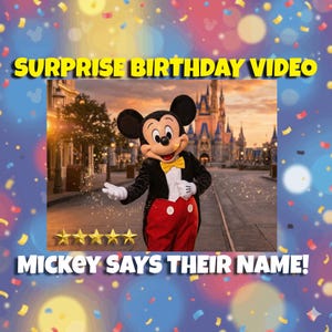 Puede incluir: Imagen de Mickey Mouse con un esmoquin negro, pantalones rojos y pajarita amarilla, frente a un castillo. El texto dice "SURPRISE BIRTHDAY VIDEO" y "MICKEY SAYS THEIR NAME!" con cinco estrellas doradas.