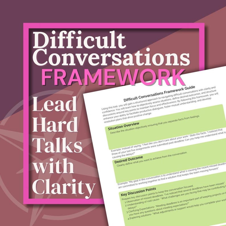 Peut inclure: Un guide Difficult Conversations Framework imprim&eacute; sur papier blanc avec des sections surlign&eacute;es en vert, pr&eacute;sentant du texte sur la situation, les r&eacute;sultats souhait&eacute;s et les points de discussion, sur un fond violet fonc&eacute;.