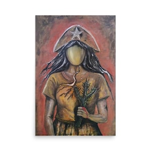 Pode incluir: Uma pintura de uma figura vestindo uma camisa bege e um chapéu de aba larga com um emblema de estrela. A figura tem cabelos longos e escuros, um rosto sem traços e segura um cacto verde sobre um fundo texturizado em tons de vermelho e marrom.