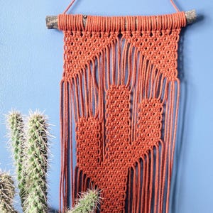 Arte de parede com cactos | Macramê feito à mão | 33 opções de cores | Decoração boho moderna | Decoração do sudoeste | Decoração para casa | Presente para quem ama plantas