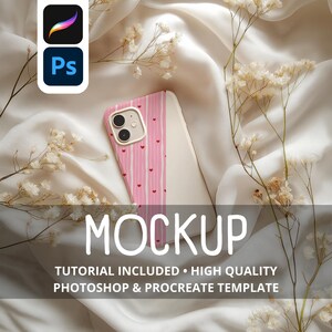 Puede incluir: Una funda de teléfono rosa y blanca con un patrón de corazones, sobre una tela color crema. La imagen incluye el texto "MOCKUP" y "TUTORIAL INCLUDED • HIGH QUALITY PHOTOSHOP & PROCREATE TEMPLATE".