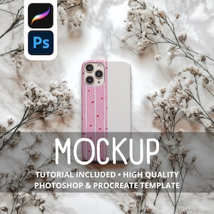 Può includere: Un mockup di custodia per telefono con un design rosa e bianco con strisce verticali e piccoli cuori rossi. La custodia del telefono è circondata da fiori bianchi e la parola "MOCKUP" è visualizzata in grandi lettere bianche. È incluso anche il testo "TUTORIAL INCLUDED • HIGH QUALITY PHOTOSHOP & PROCREATE TEMPLATE".
