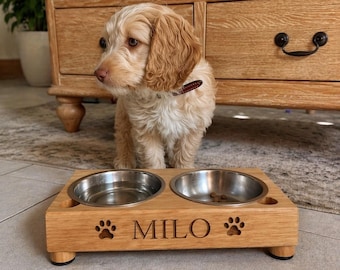 Comedouro elevado personalizado para cães em carvalho maciço, com tigelas de aço inoxidável fabricadas em marcenaria.