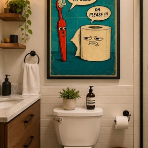 Könnte beinhalten: Ein gerahmtes Wandbild mit einer roten Cartoon-Zahnbürste mit Zahnpasta und einer Rolle Toilettenpapier auf türkisfarbenem Fliesenhintergrund. Die Zahnbürste hat eine Sprechblase mit I HATE MY JOB und das Toilettenpapier sagt OH PLEASE !!!