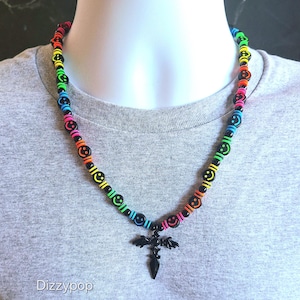 Collar unisex con cruz de emoji de neón y cara sonriente, joyería cyberpunk, collar cybergoth, joyería rave, ropa de calle Y2K Alt Boy, ravecore.