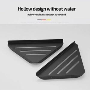 Peut inclure: Deux étagères d'angle triangulaires noires avec un design creux. Chaque étagère comporte trois fentes parallèles pour le drainage et un bord surélevé. Le texte en haut indique "Hollow design without water".