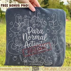 Puede incluir: Sudadera gris oscuro con un gráfico blanco de patos realizando diversas actividades, como leer y escribir. El texto "Para Normal Activities" se muestra de forma destacada. El diseño incluye corazones, estrellas y manzanas. El texto "FREE BONUS PNG!" está en la parte superior.