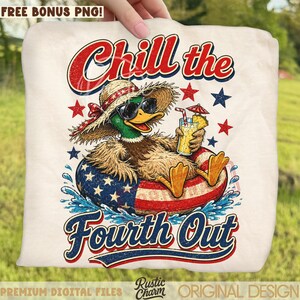Puede incluir: Camiseta blanca con un pato de dibujos animados con gafas de sol y un sombrero de paja, relajándose en una cámara de aire con un diseño de bandera estadounidense. El texto "Chill the Fourth Out" se muestra en rojo y azul.