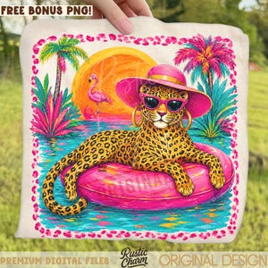 Puede incluir: Un estampado gráfico sobre un cuadrado de tela blanca que muestra un leopardo con sombrero de sol rosa, pendientes de aro dorados y gafas de sol rosas, descansando sobre un flotador rosa brillante en el agua con un gran sol naranja y un flamenco.