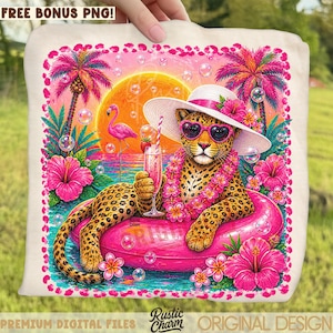 Puede incluir: Un estampado gráfico sobre tela clara que muestra a un leopardo con sombrero de sol blanco, gafas de sol rosas en forma de corazón y un collar de flores. El leopardo está sentado en un flotador rosa con un cóctel, rodeado de palmeras, flores de hibisco, burbujas y un flamenco frente a un gran sol naranja.