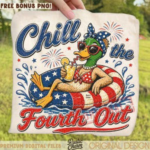 Puede incluir: Una camiseta blanca con un pato de dibujos animados con gafas de sol y bikini, flotando en un flotador patriótico con el texto "Chill the Fourth Out". El diseño incluye fuegos artificiales y estrellas.