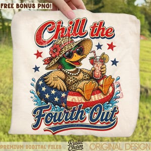 Puede incluir: Diseño digital que muestra un pato con gafas de sol y sombrero, con un bikini con estampado de leopardo, flotando en un flotador patriótico y sosteniendo una bebida. El texto dice "Chill the Fourth Out" con estrellas y colores patrióticos.
