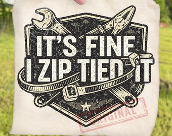 Camiseta retro de humor de taller mecánico PNG, diseño "Está bien, lo até con bridas", sublimación de humor para papás aficionados al bricolaje, gráfico divertido de manitas que lo arreglan