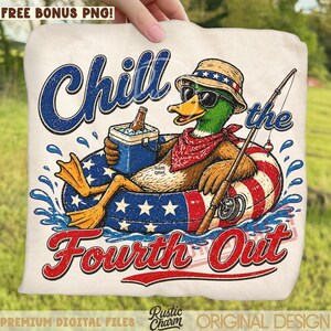 Puede incluir: Diseño gráfico con un pato en un tema patriótico. El pato lleva gafas de sol, sombrero y pañuelo, flotando en una cámara de aire roja, blanca y azul. El texto dice "Chill the Fourth Out."