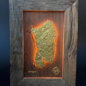 Tableau mural personnalisé Sardaigne avec cadre en bois de chêne de 50 ans et fond en noyer – Fait main avec relief 3D incluant LED