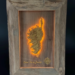 Quadro de parede individual Córsega com moldura em madeira de carvalho de 50 anos e fundo de madeira de carvalho – Feito à mão com relevo 3D incluindo LED