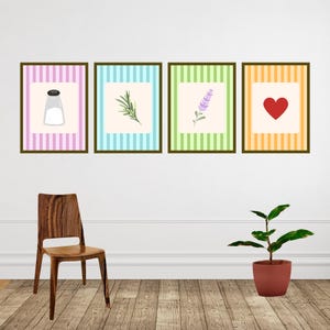以下が含まれることがあります： ストライプの背景と異なる画像が描かれた額装されたプリントが4枚。プリントは白い壁に、木製の椅子と鉢植えの植物の上に飾られています。画像には、塩入れ、ローズマリーの小枝、ラベンダーの花、赤いハートが含まれています。
