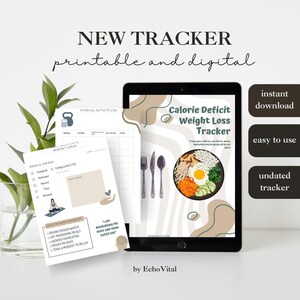 Könnte beinhalten: Ein digitaler und druckbarer Gewichtsverlust-Tracker mit dem Text "NEW TRACKER" und "Calorie Deficit Weight Loss Tracker". Das Bild zeigt ein Tablet mit einer Mahlzeit, einer Checkliste und den Sätzen "sofortiger Download", "einfach zu bedienen" und "undatierter Tracker".