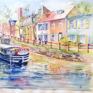 Peut inclure: Une peinture à l'aquarelle représentant une scène de canal avec un bateau nommé "The Georgetown" amarré dans l'eau. Le canal est bordé de maisons en briques colorées et d'arbres. L'eau reflète les couleurs des maisons et du ciel.